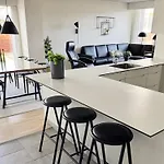 6 Person In Appartement
