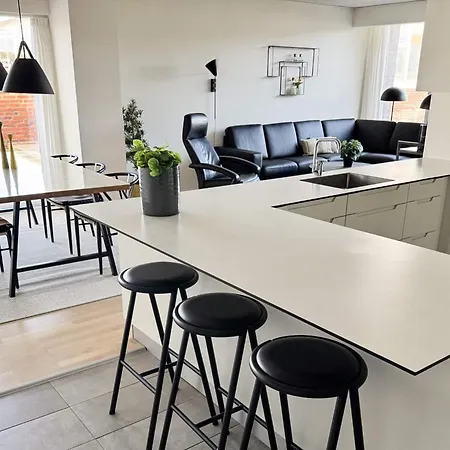 6 Person In Apartament