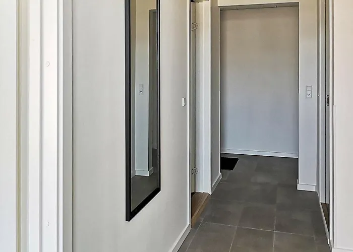 6 Person In Apartment *