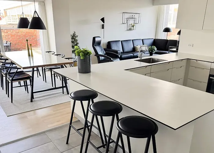 6 Person In Apartment